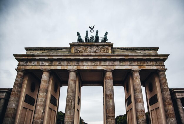 Foto niedrigwinkelansicht einer statue