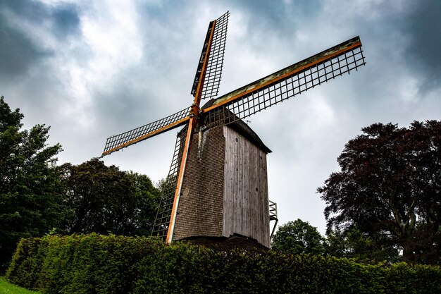 Foto niedrigwinkelansicht einer traditionellen windmühle gegen den himmel