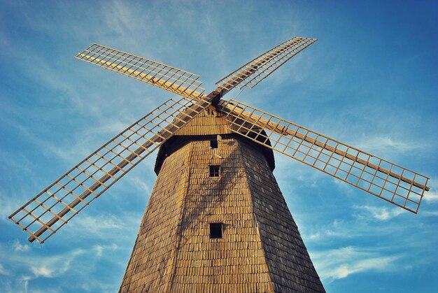 Foto niedrigwinkelansicht einer traditionellen windmühle gegen den himmel