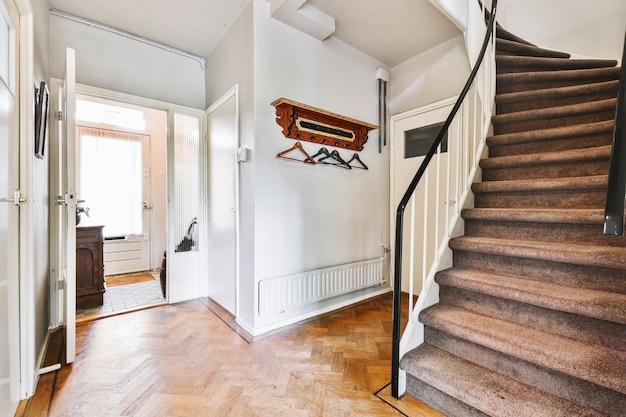 Niedrigwinkelansicht einer Treppe in einem Gebäude
