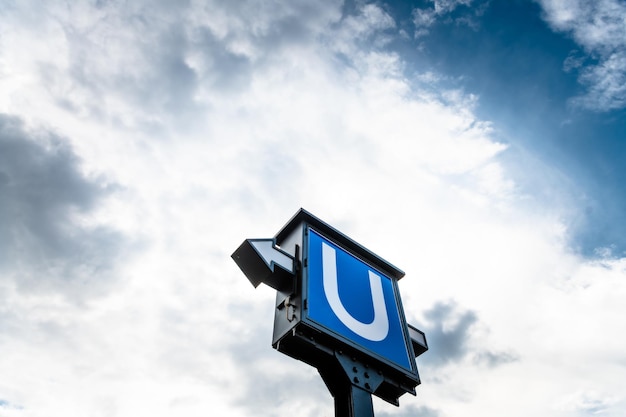 Foto niedrigwinkelansicht einer überwachungskamera gegen den himmel