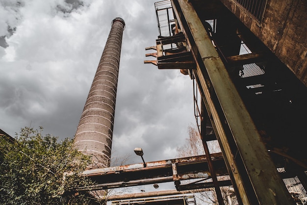 Niedrigwinkelansicht einer verlassenen Fabrik gegen den Himmel