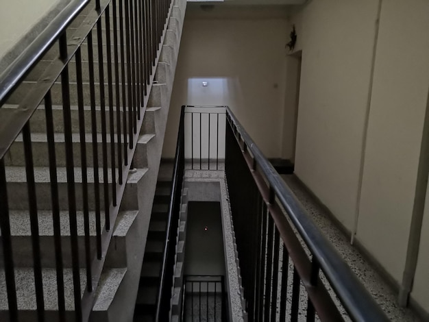 Niedrigwinkelansicht einer Wendeltreppe im Gebäude