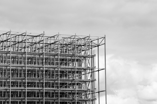 Niedrigwinkelansicht eines Baugebäudes gegen den Himmel