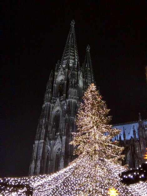 Foto niedrigwinkelansicht eines beleuchteten gebäudes bei nacht