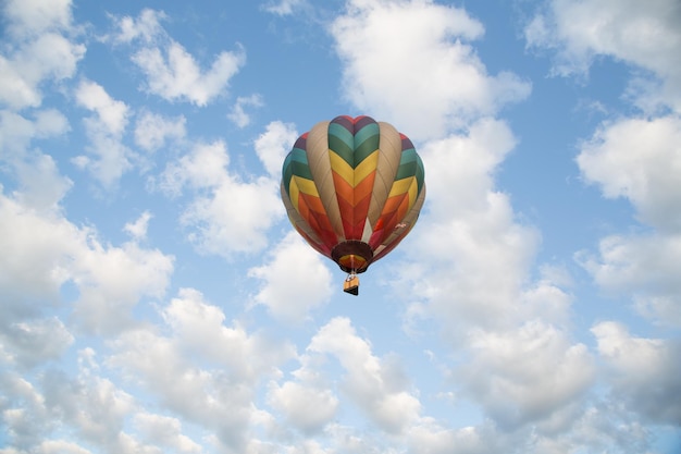 Niedrigwinkelansicht eines bunten Heißluftballons gegen einen bewölkten Himmel