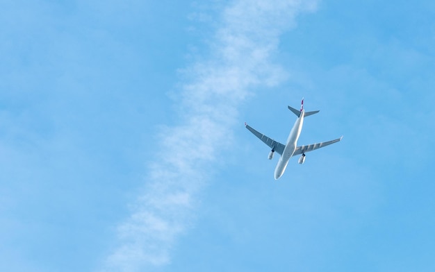Niedrigwinkelansicht eines Flugzeugs, das gegen den blauen Himmel fliegt
