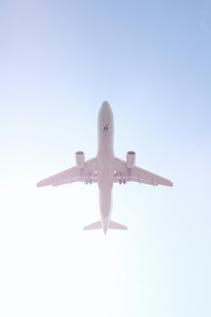 Niedrigwinkelansicht eines Flugzeugs, das gegen den Himmel fliegt