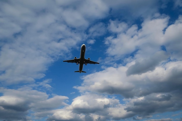 Niedrigwinkelansicht eines Flugzeugs, das gegen den Himmel fliegt