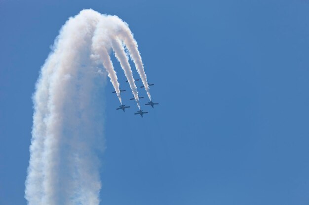 Foto niedrigwinkelansicht eines flugzeugs, das gegen den himmel fliegt