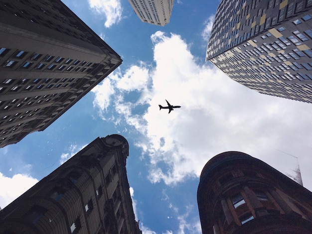 Foto niedrigwinkelansicht eines flugzeugs, das gegen den himmel fliegt