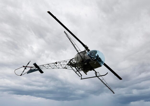 Foto niedrigwinkelansicht eines flugzeugs, das gegen den himmel fliegt