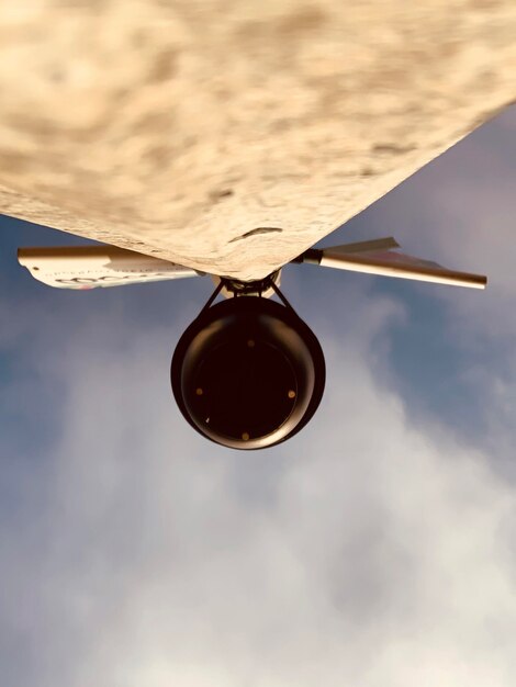 Foto niedrigwinkelansicht eines flugzeugs, das gegen den himmel fliegt
