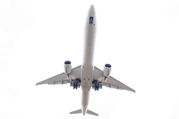 Foto niedrigwinkelansicht eines flugzeugs, das gegen einen klaren himmel fliegt