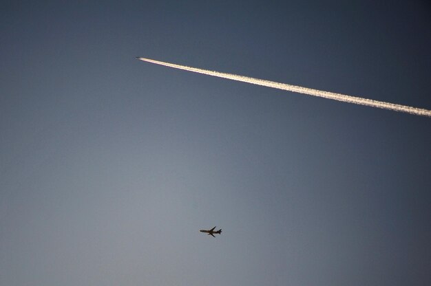 Niedrigwinkelansicht eines Flugzeugs, das gegen einen klaren Himmel fliegt