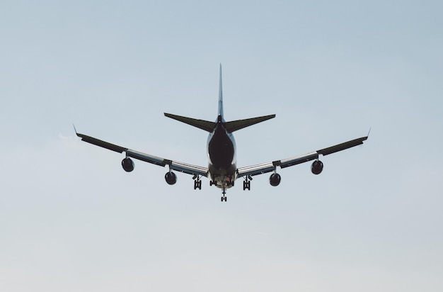 Niedrigwinkelansicht eines Flugzeugs, das gegen einen klaren Himmel fliegt