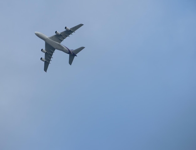 Niedrigwinkelansicht eines Flugzeugs, das gegen einen klaren Himmel fliegt.