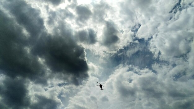 Foto niedrigwinkelansicht eines flugzeugs, das im himmel fliegt