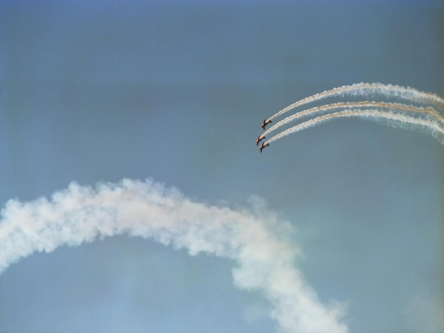 Foto niedrigwinkelansicht eines flugzeugs im flug gegen den himmel