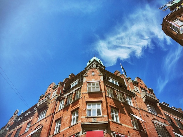 Niedrigwinkelansicht eines Gebäudes gegen den blauen Himmel in der Stadt