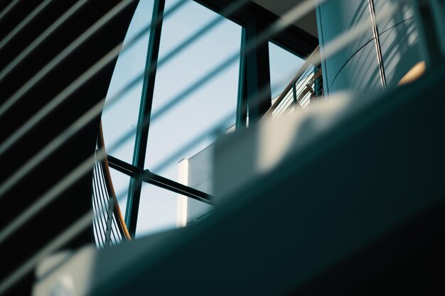 Niedrigwinkelansicht eines Glasfensters in einem Gebäude