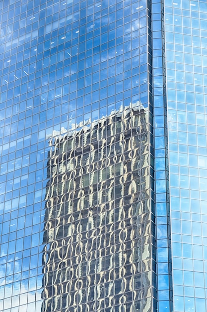 Foto niedrigwinkelansicht eines glasgebäudes gegen den himmel