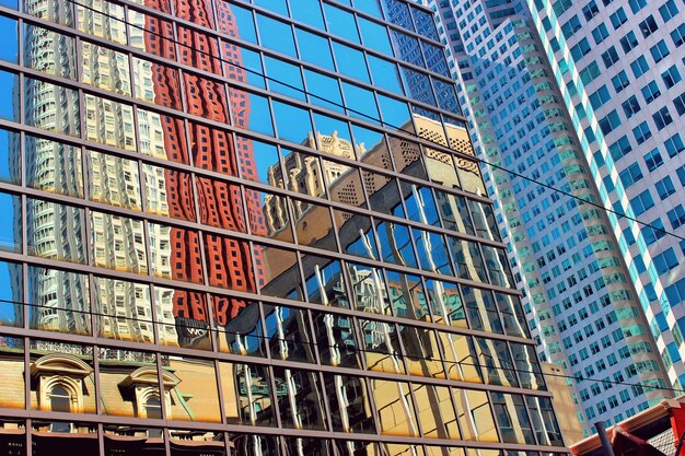 Foto niedrigwinkelansicht eines glasgebäudes vor blauem himmel