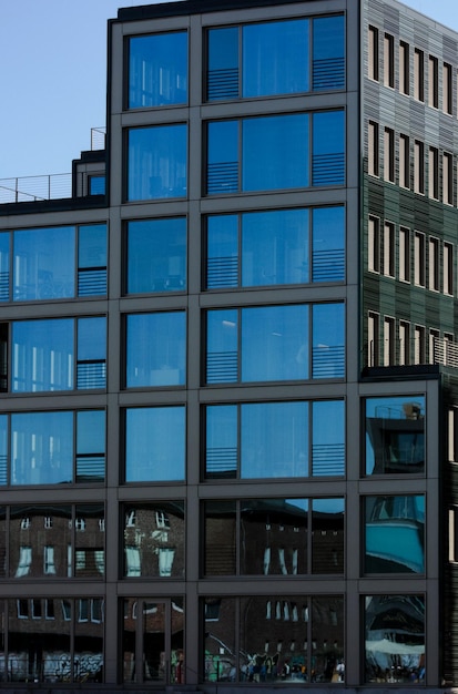 Foto niedrigwinkelansicht eines glasgebäudes vor blauem himmel