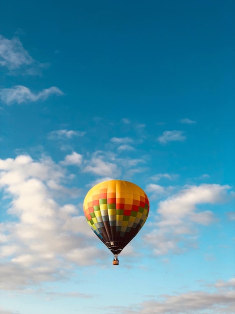Niedrigwinkelansicht eines Heißluftballons, der gegen den Himmel fliegt