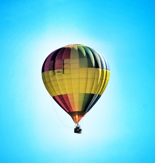 Niedrigwinkelansicht eines Heißluftballons gegen den blauen Himmel