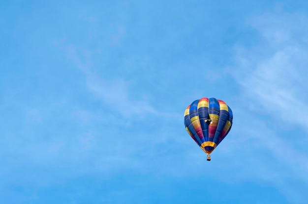 Niedrigwinkelansicht eines Heißluftballons gegen den Himmel