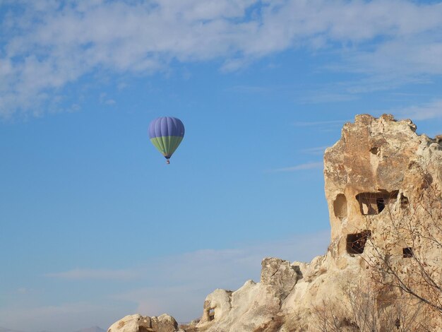 Niedrigwinkelansicht eines Heißluftballons gegen den Himmel