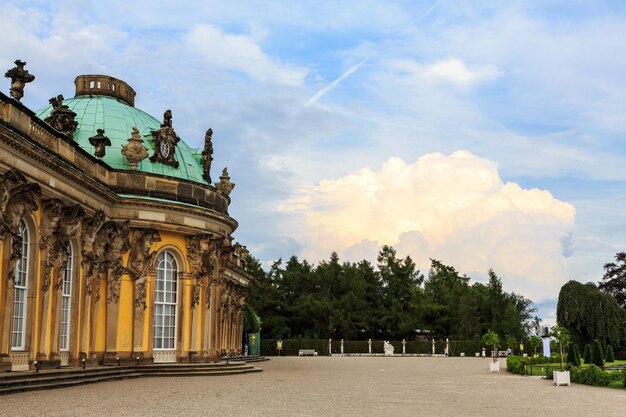 Niedrigwinkelansicht eines historischen Gebäudes vor einem bewölkten Himmel