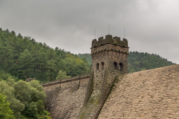 Niedrigwinkelansicht eines historischen Gebäudes vor einem bewölkten Himmel