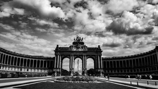 Niedrigwinkelansicht eines historischen Gebäudes vor einem bewölkten Himmel