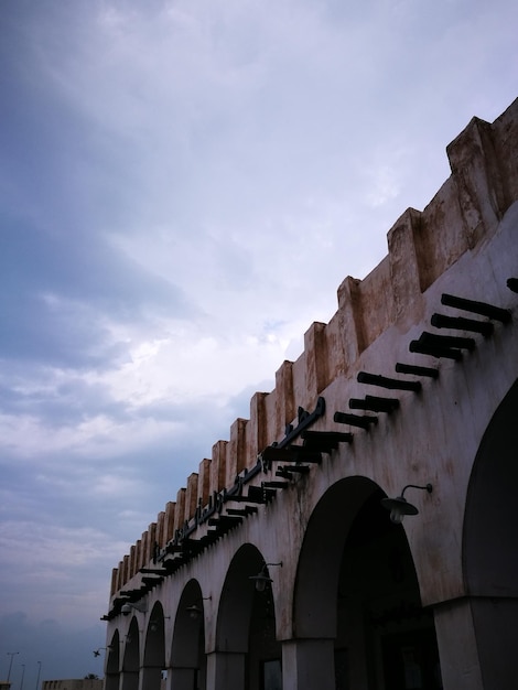 Foto niedrigwinkelansicht eines historischen gebäudes vor einem bewölkten himmel