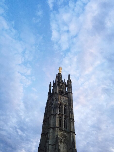 Foto niedrigwinkelansicht eines historischen gebäudes vor einem bewölkten himmel