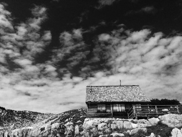 Niedrigwinkelansicht eines Holzhauses vor einem bewölkten Himmel