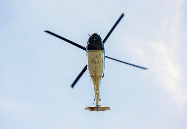 Foto niedrigwinkelansicht eines hubschraubers, der gegen den himmel fliegt