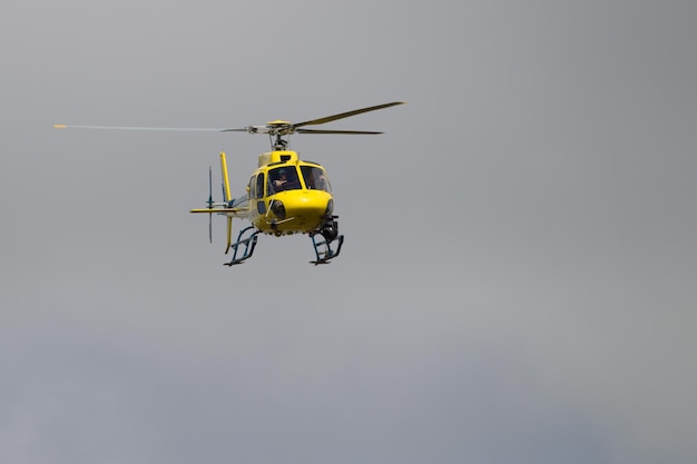Niedrigwinkelansicht eines Hubschraubers vor klarem Himmel