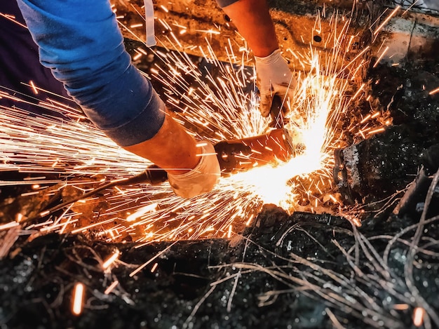 Niedrigwinkelansicht eines Mannes, der am Feuer arbeitet