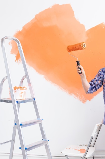 Niedrigwinkelansicht eines Mannes, der an einer Wand arbeitet