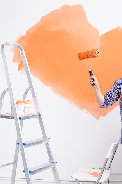 Niedrigwinkelansicht eines Mannes, der an einer Wand arbeitet