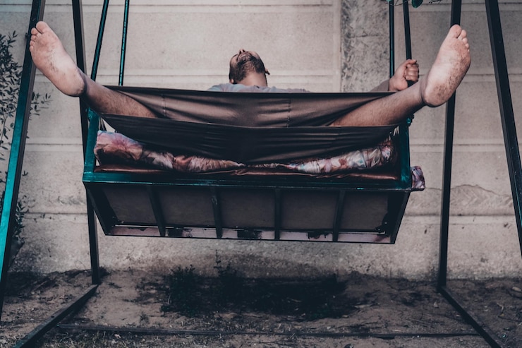 Foto niedrigwinkelansicht eines mannes, der sich im garten schwingt