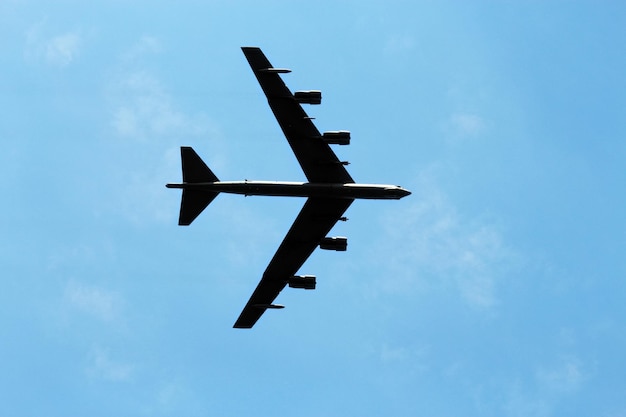 Niedrigwinkelansicht eines Militärflugzeugs, das an einem sonnigen Tag gegen den Himmel fliegt