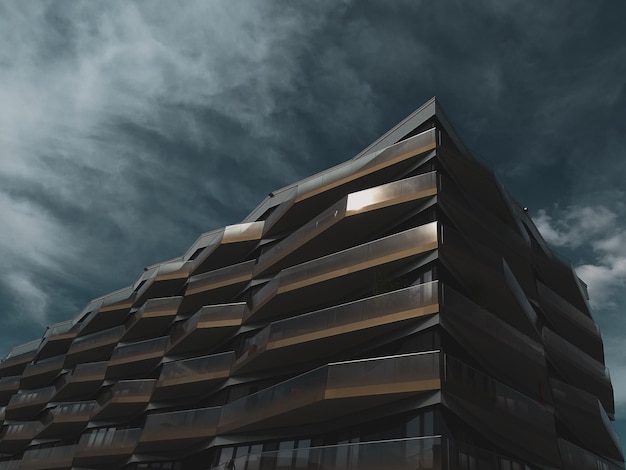 Niedrigwinkelansicht eines modernen Gebäudes gegen den Himmel in der Dämmerung