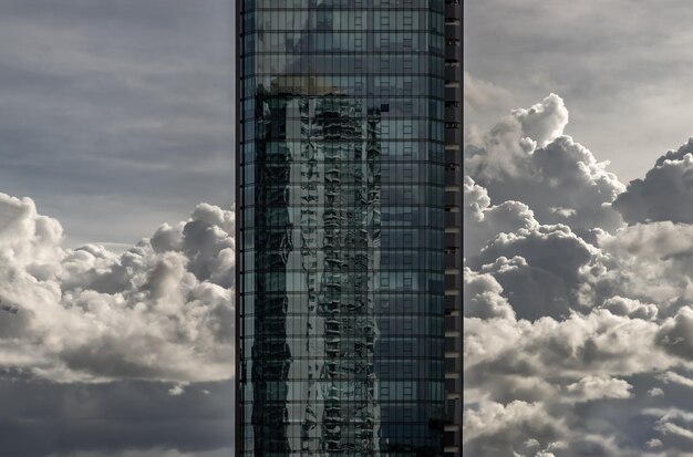 Foto niedrigwinkelansicht eines modernen gebäudes gegen den himmel