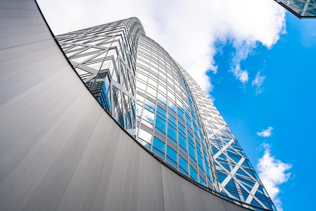 Niedrigwinkelansicht eines modernen Gebäudes gegen den Himmel