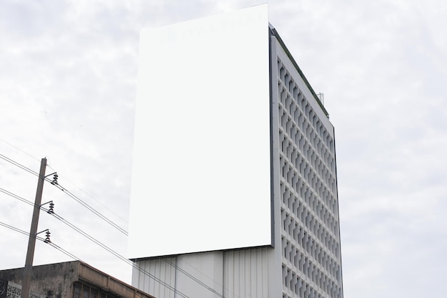 Niedrigwinkelansicht eines modernen Gebäudes gegen den Himmel