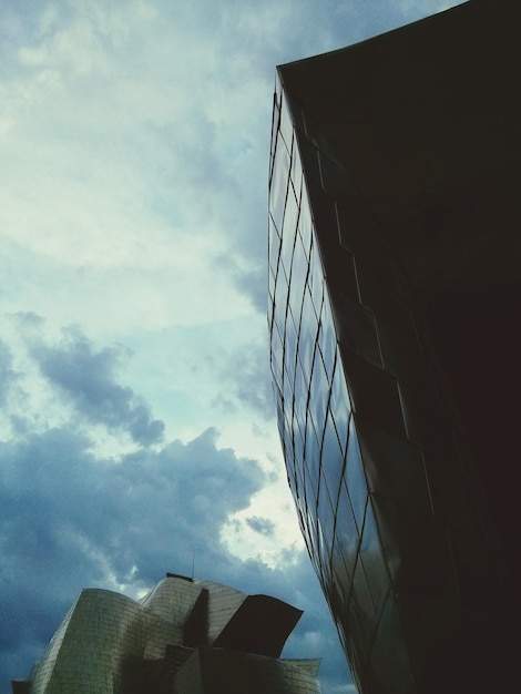 Niedrigwinkelansicht eines modernen Gebäudes gegen den Himmel